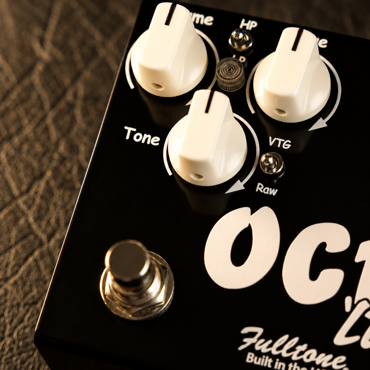 Close-up of the cream knobs and VTG/RAW switch on the left OCD’Lux circuit