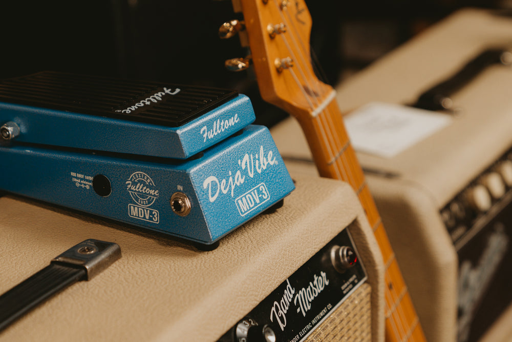 Amazon.com: Fulltone Custom Shop MDV-3 Mini DejaVibe 3