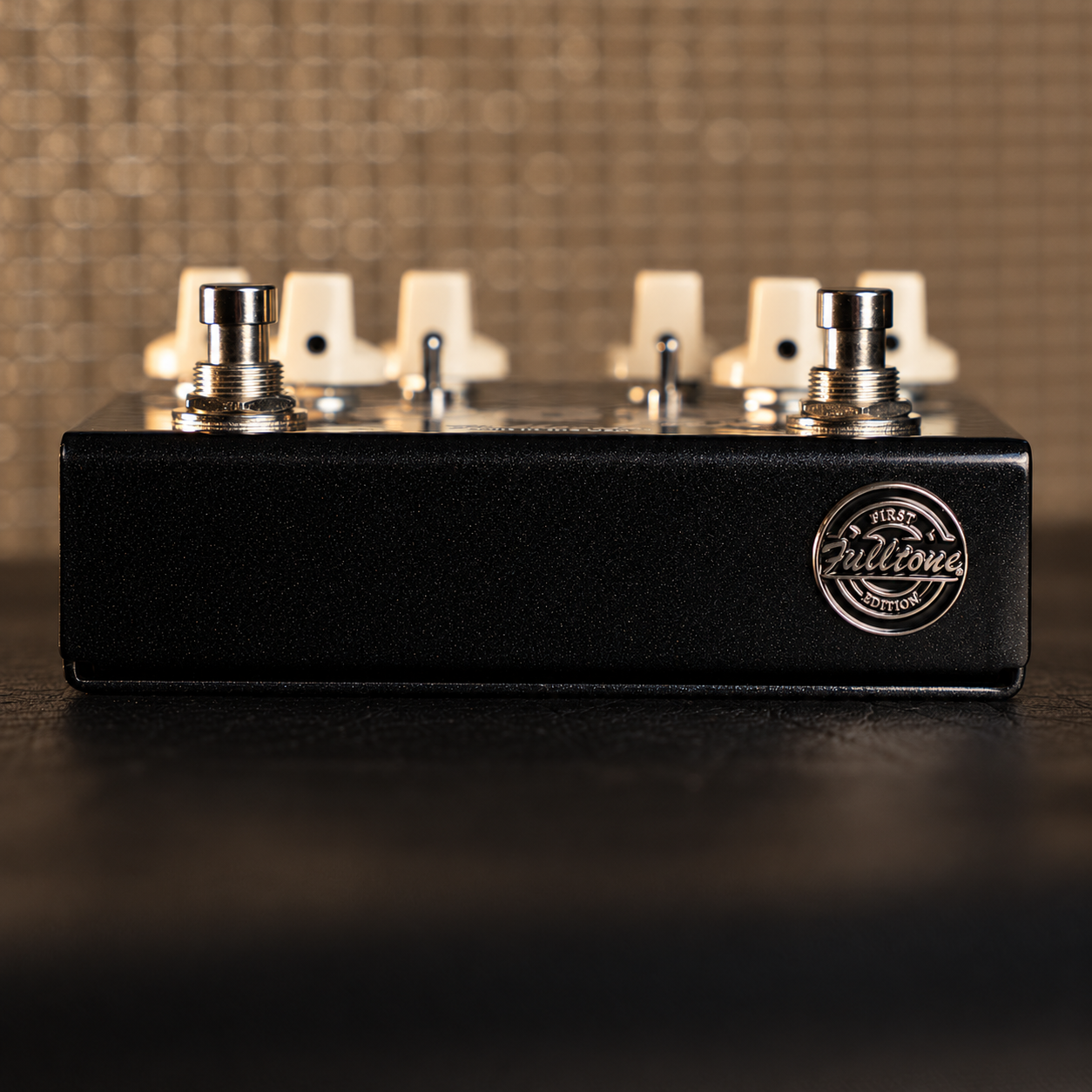 Front view of the OCD’Lux black enclosure and Fulltone First Edition badge